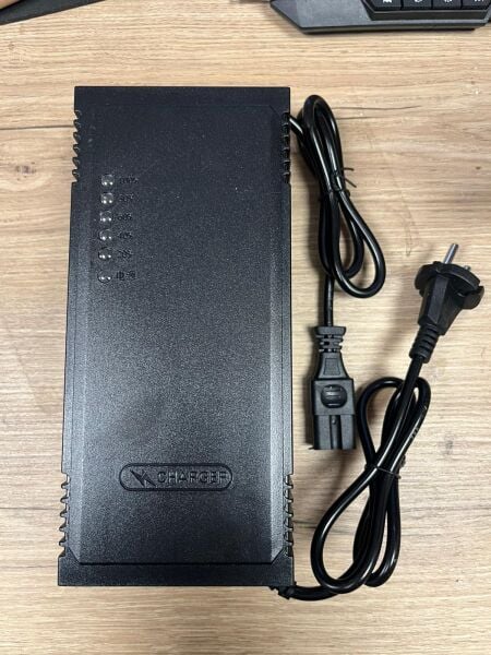 72V 80Ah Elektrikli Bisiklet Şarj Aleti 6 Akülü Uyumlu Hızlı Şarj Cihazı LED Göstergeli E-Bike Adaptör